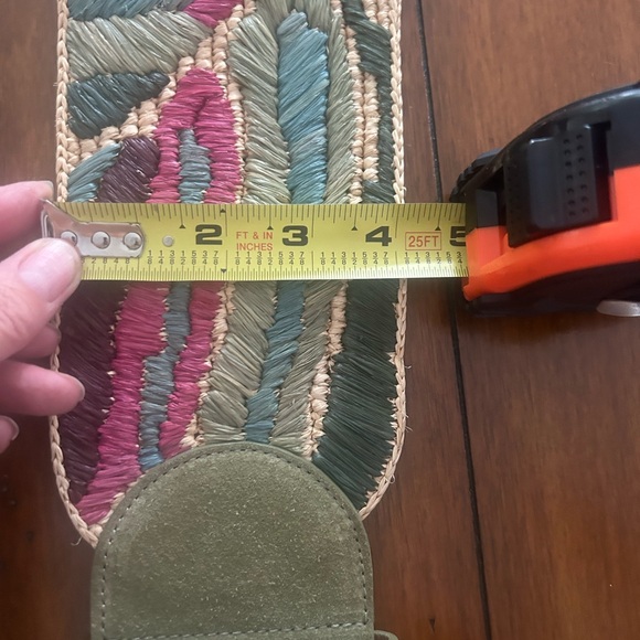 Sezàne wide belt. Green suede with brass buckle. Multicolored woven. Medium. - Picture 2 of 4